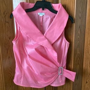 Cache Women’s Sleeveless Fashionable Blouse Size 14 V-Neck brooch on the back